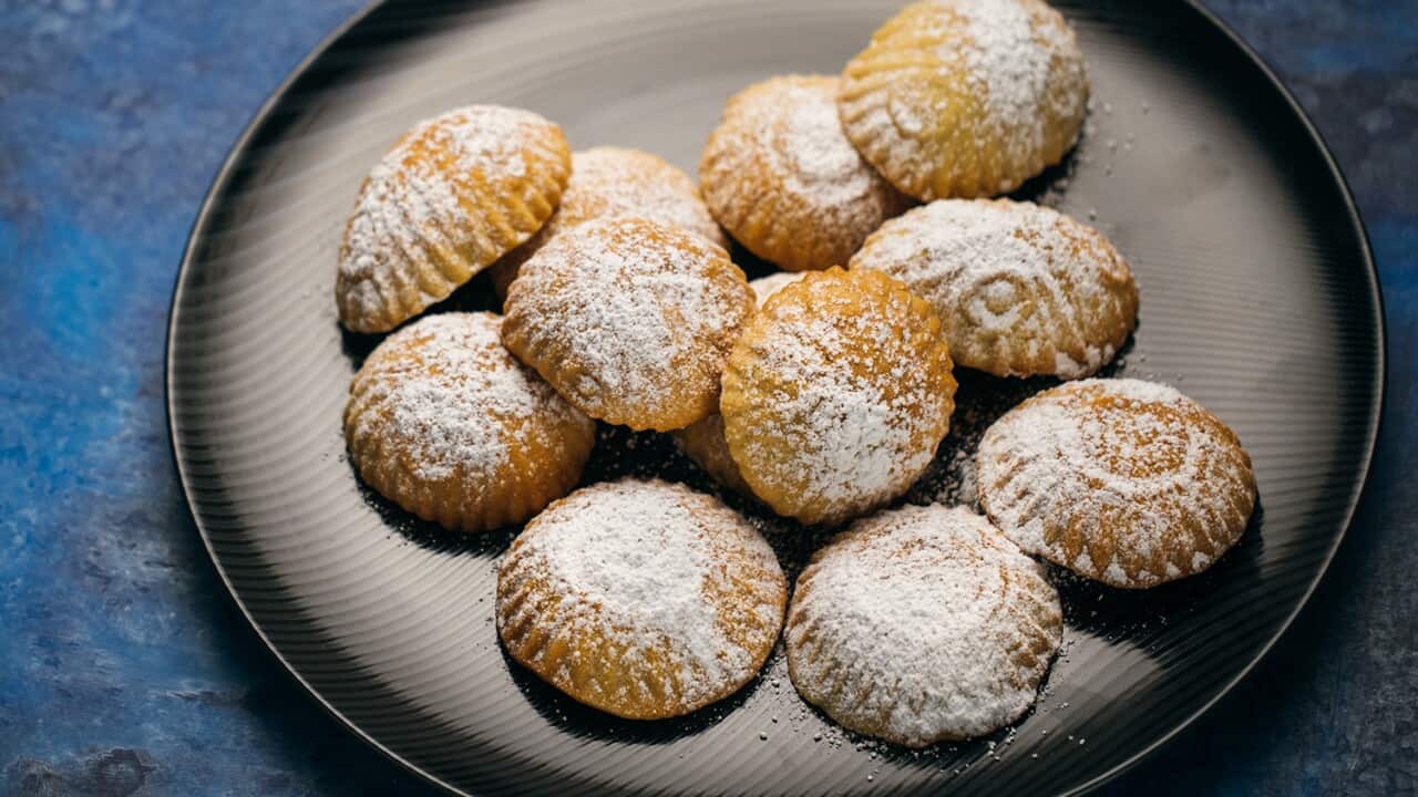Almond-filled semolina biscuits (mamoul bi lorz)