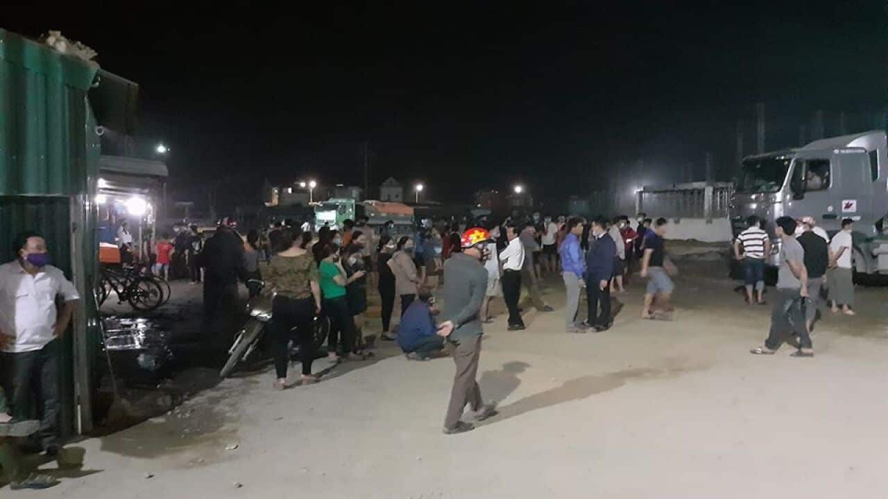 Gần nửa đêm, bất chấp dịch bệnh, người dân vẫn tập trung đông đảo, yêu cầu chính quyền buộc cơ sở này chuyển hết tất cả chất thải ra khỏi khu vực dân cư.