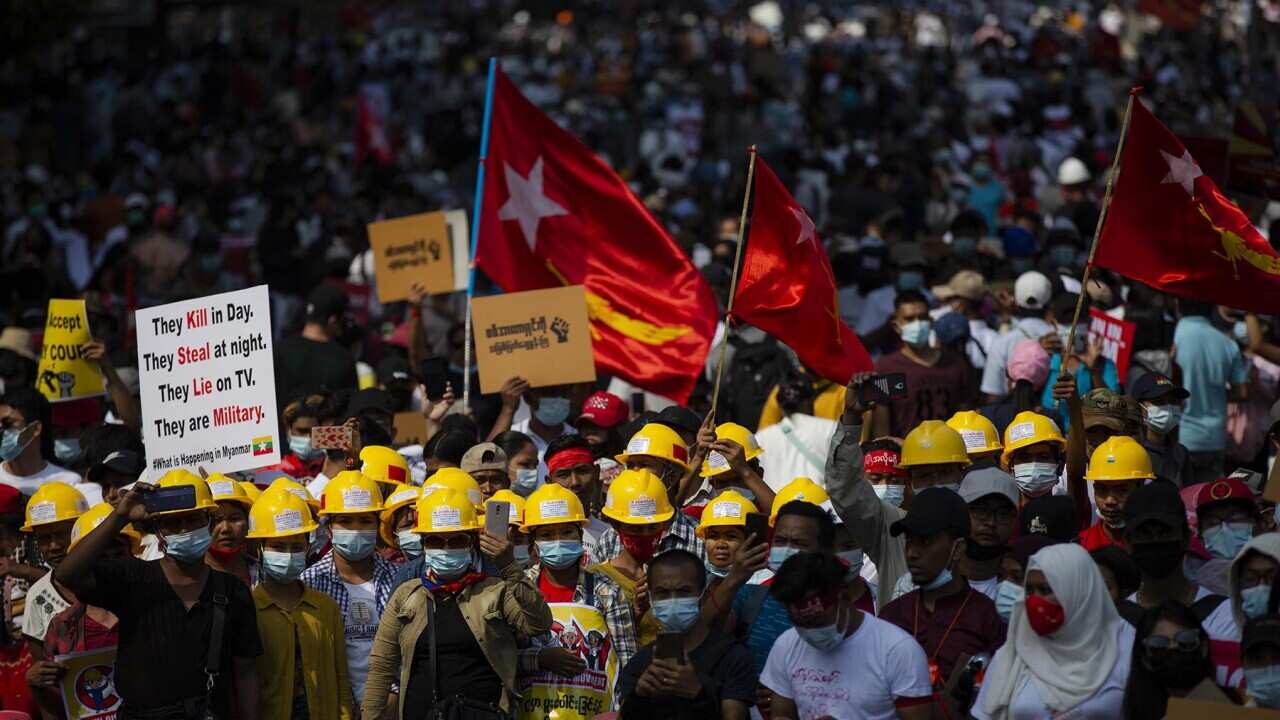 စစ်အာဏာသိမ်းမှုကို လက်မခံကြောင်း ဆန္ဒထုတ်ဖော်နေသော ပြည်သူများ