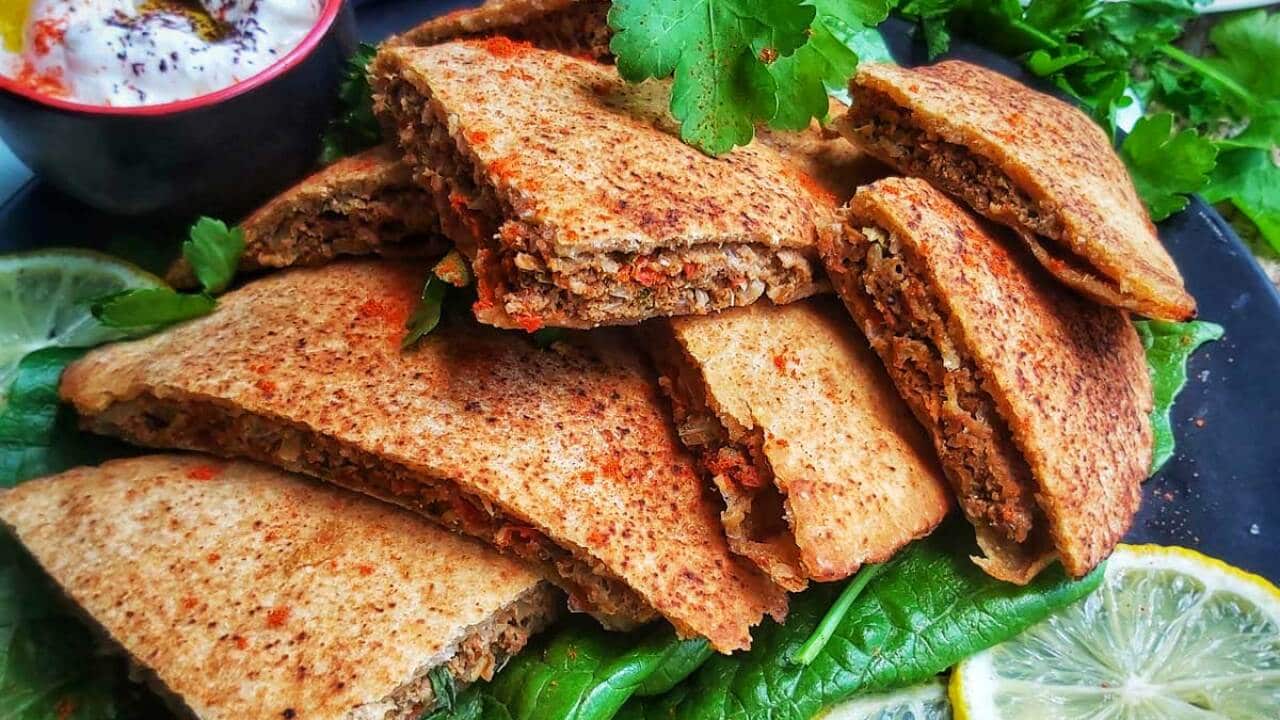 Charcoal-infused flatbread (hawawshi)