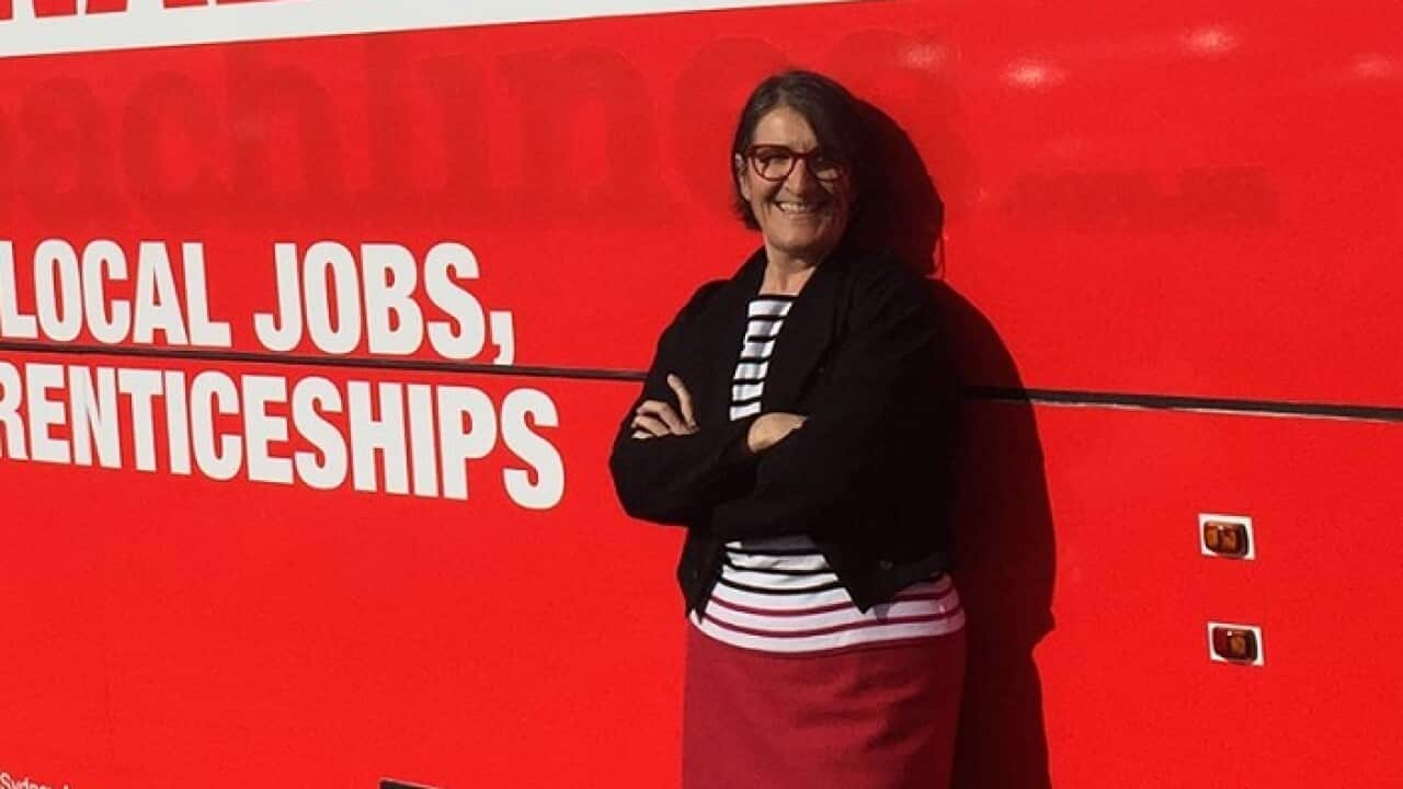 Η Μαρία Βαμβακηνού «στηρίζει» τον Άντονι Αλμπανίζι.