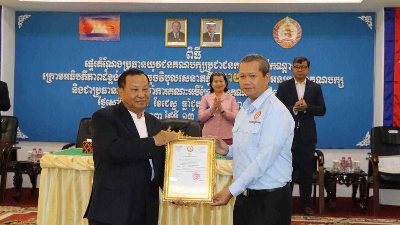 CCP vice president presenting nomination letter to Hun Manet