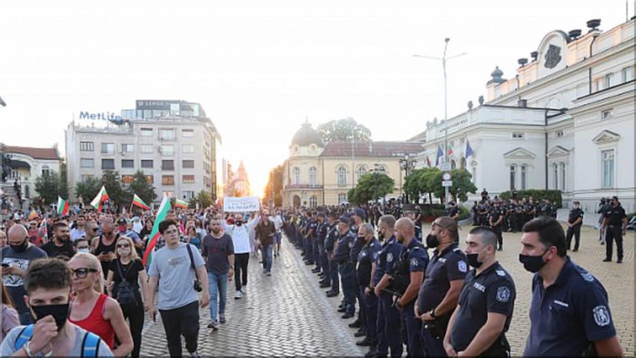 Полицията между протестиращите и управляващите.