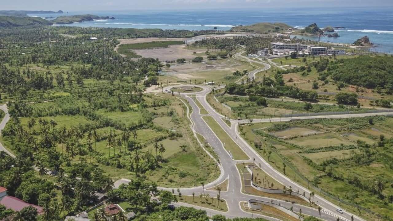 Foto areal ruas jalan gerbang barat Kawasan Ekonomi Khusus (KEK) Mandalika di Desa Kuta, Kecamatan Pujut, Praya, Lombok Tengah, NTB. (ANTARA FOTO/AHMAD_SUBAIDI)