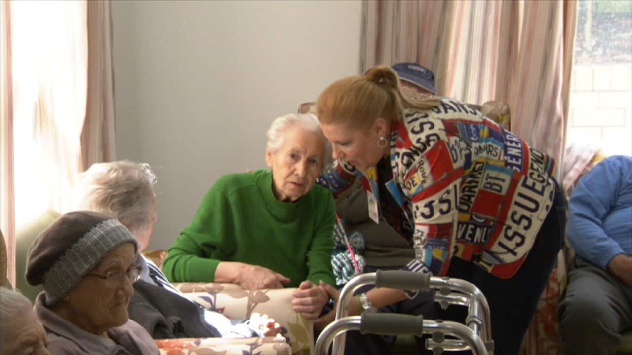 Worker Nectaria Stavrou and a resident. (SBS World News)