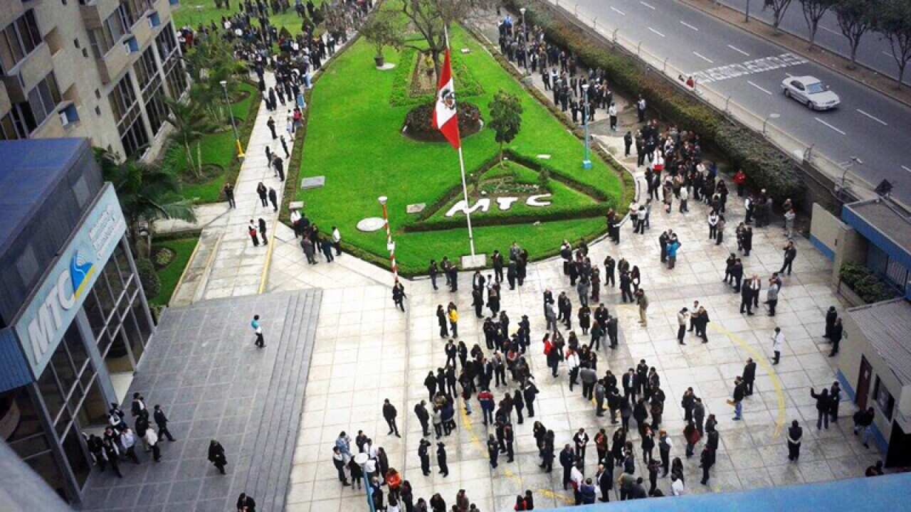 An office complex in Lima during an earthquake