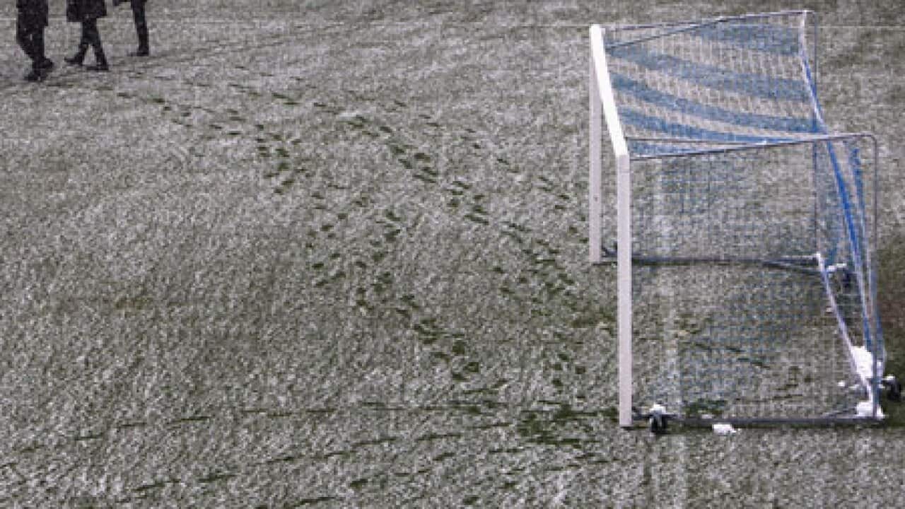 football_snow_generic_100107_B_getty_188546763