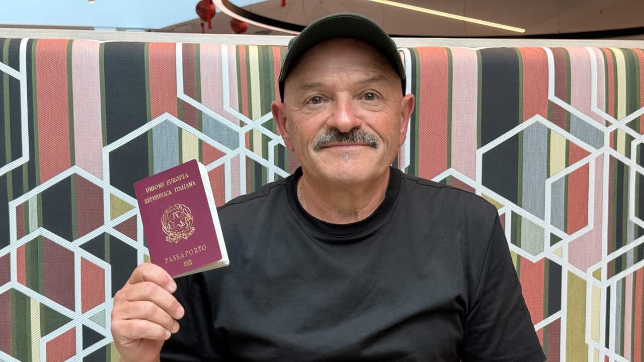 Salvatore "Sam" Greco negli studi di SBS.