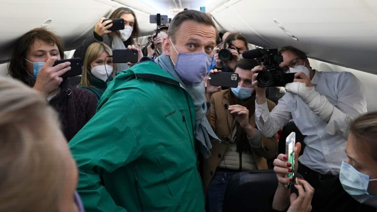 Alexei Navalny circondato da curiosi e giornalisti alla partenza dall'aeroporto berlinese di Berlin Brandenburg