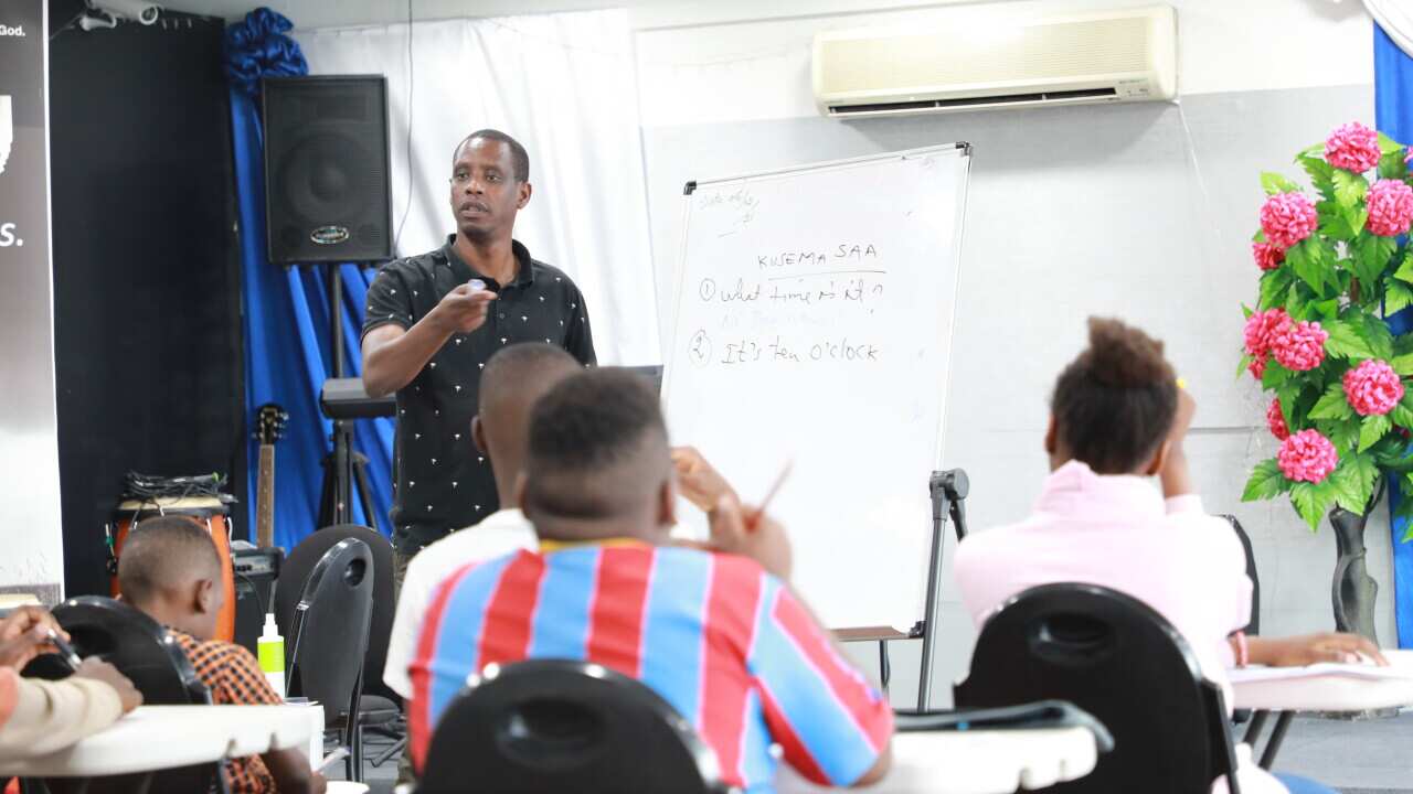 Mwalimu David, ndani ya darasa la shule ya Kiswahili mjini Sydney, Australia
