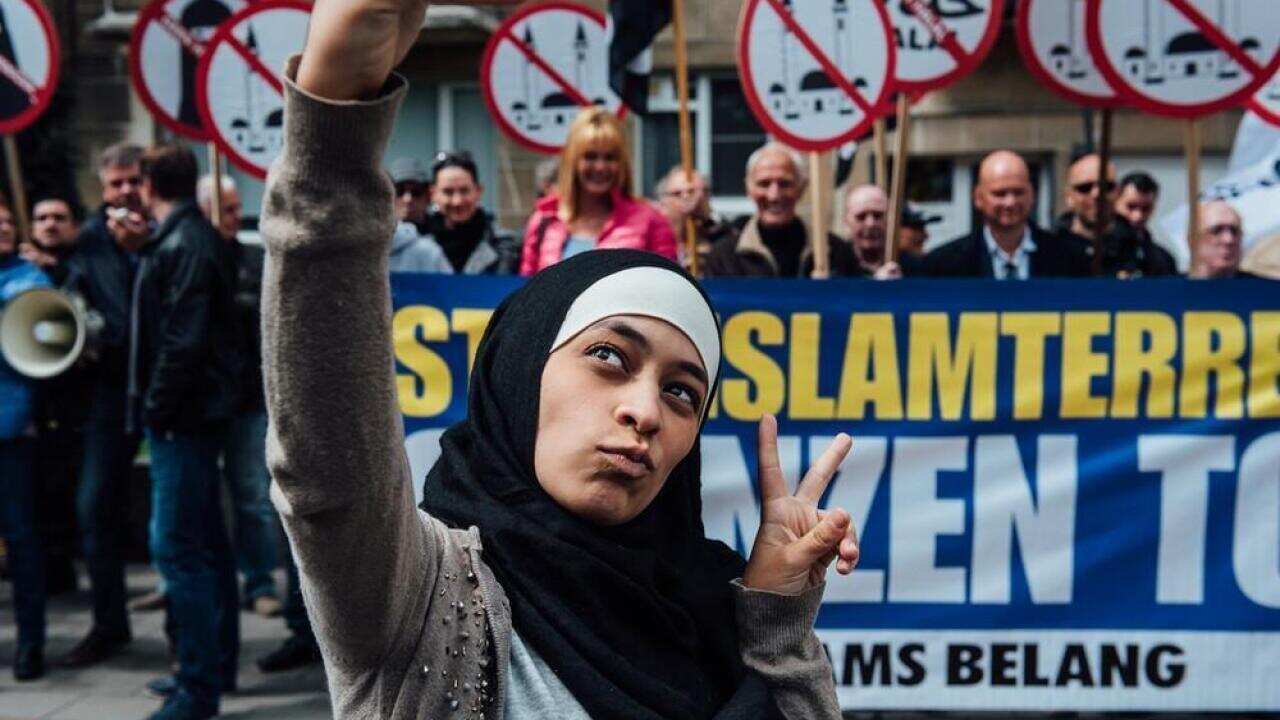 Credit Jürgen Augusteyns. Picture of Muslim woman Zakia Belkhiri taking selfies with anti-Islam group in Belgium.