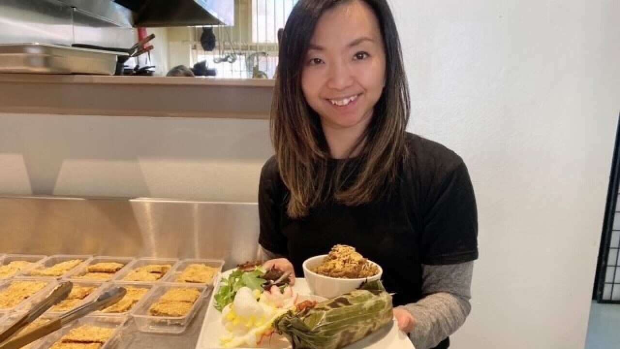 Felicia Soetanto at work, Pondok Nasi Bakar, Geelong, 29 Jun 2020.