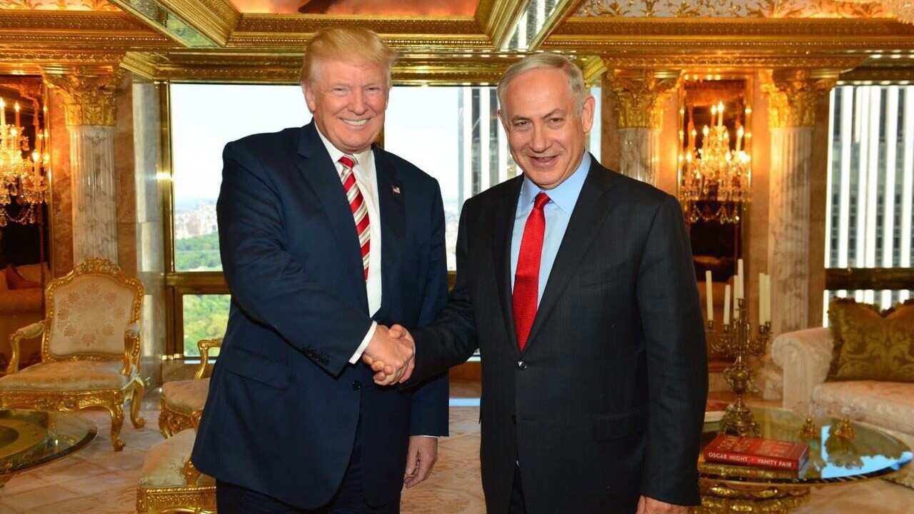 US Republican presidential candidate Donald Trump (L) shaking hands with Israeli PM Benjamin Netanyahu