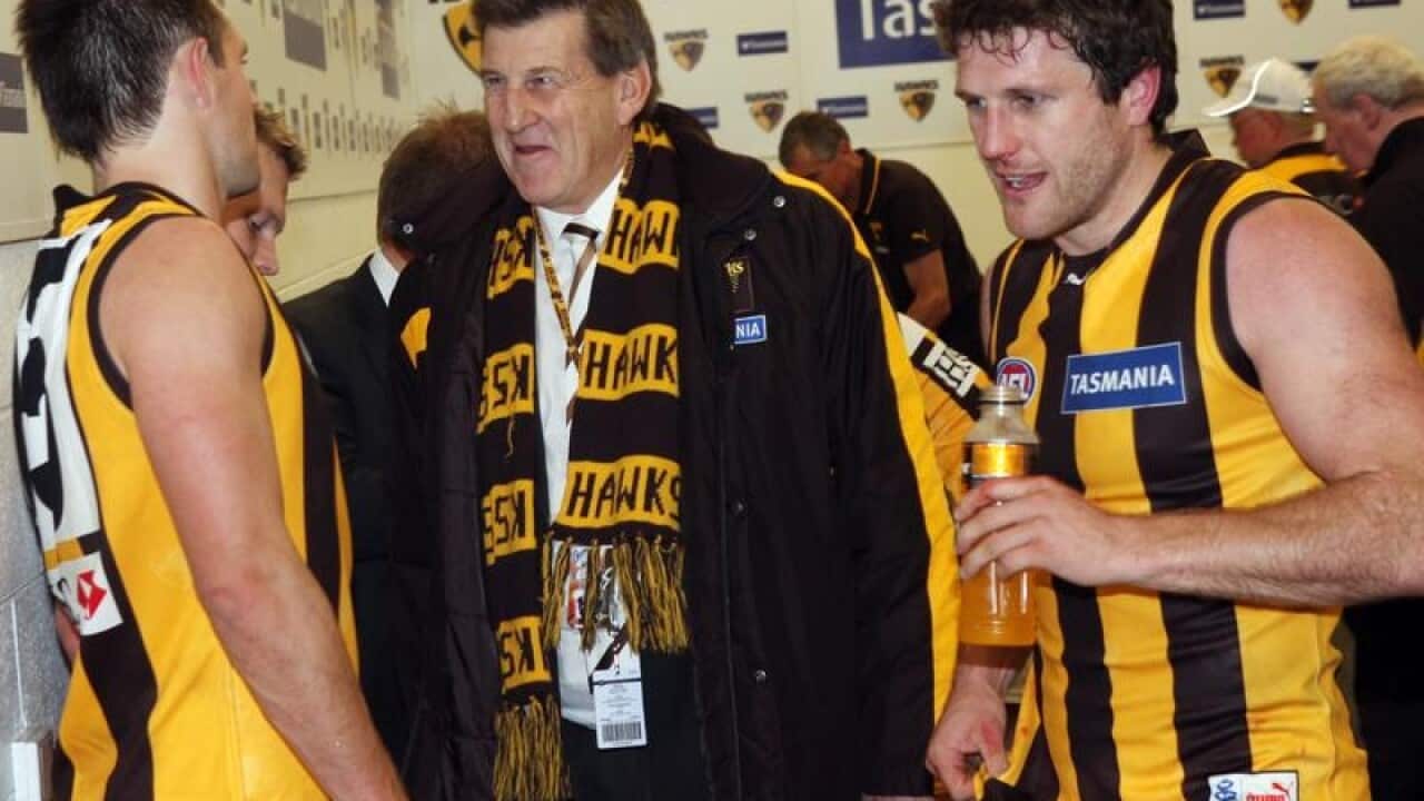 Jeff Kennett speaks with Hawthorn players in 2010