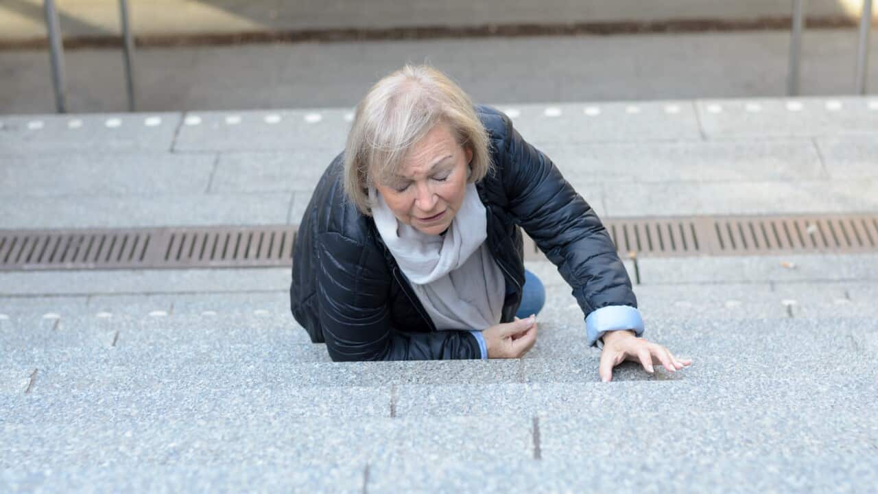 یک زن سالمند که دچار زمین خوردگی شده است.