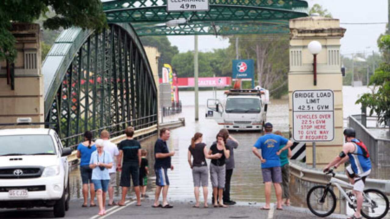 floods_bridge_101230_aap_540239012