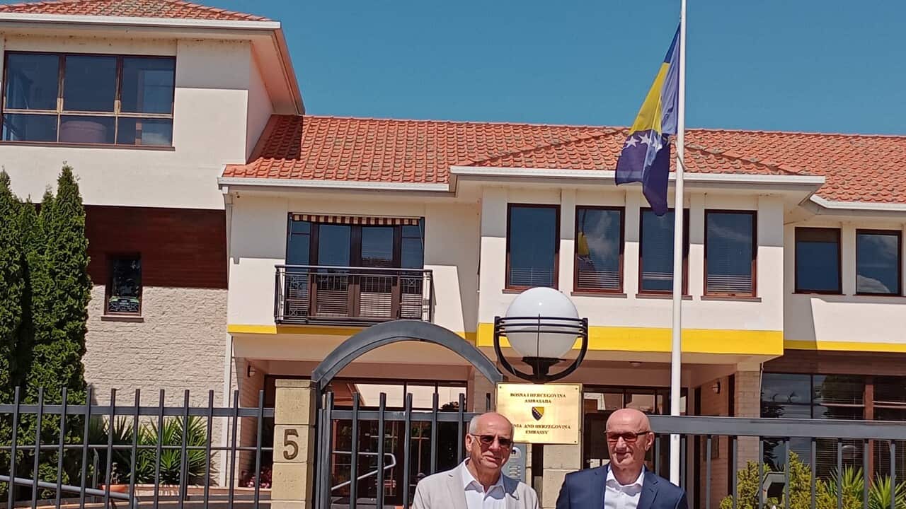 Ambasador BiH za Australiju i N. Zeland Kemal Muftić i njegov saradnik Momo Ševarika ispred zgrade ambasade u Canberri.jpg