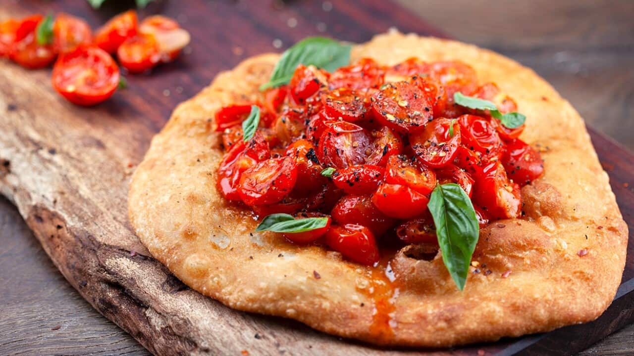 Fried flatbreads with tomato