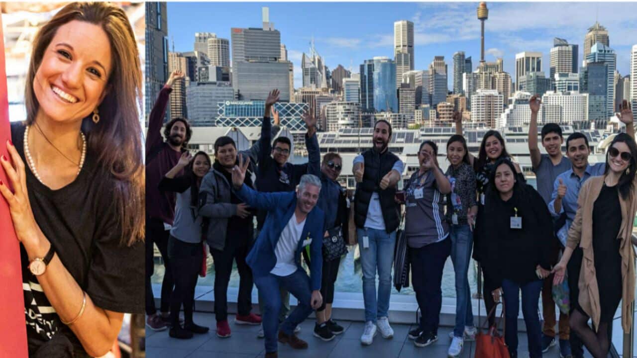 Paula Mills con estudiantes internacionales