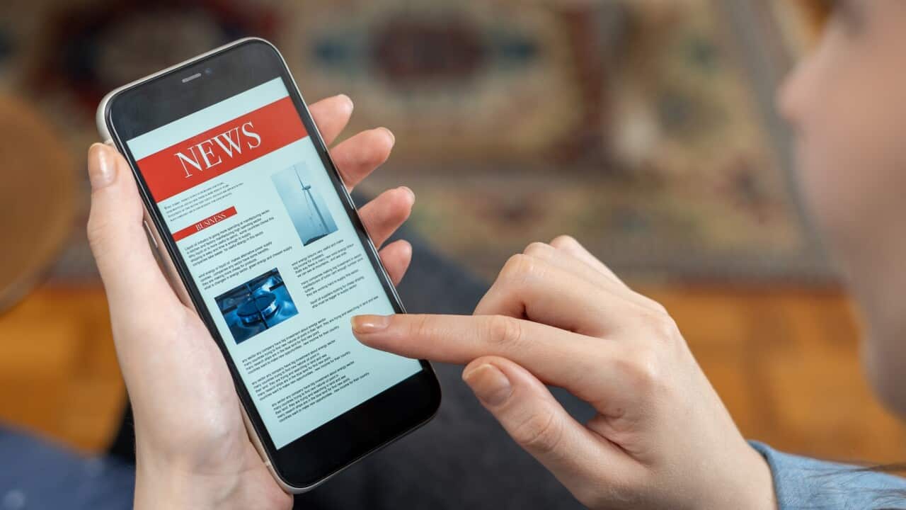 Reading the news on a smart phone (Getty)