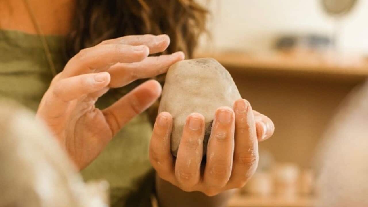 Le mani di Elena Carletti durante la lavorazione di un pezzo di argilla