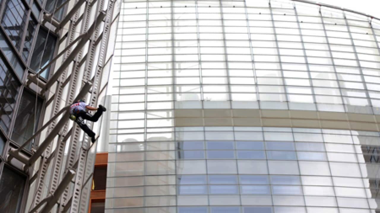 spiderman_alain_robert_sydney_100830_b_aap_1176975624
