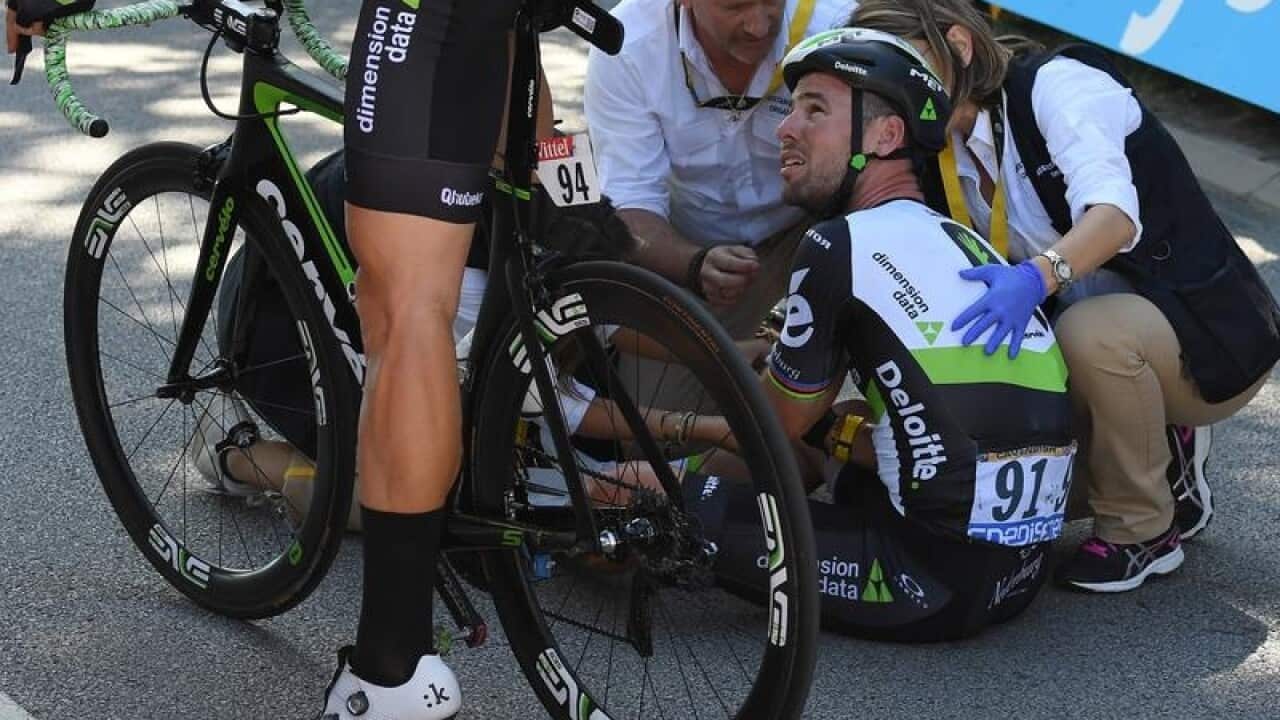 Mark Cavendish gets medical assistance