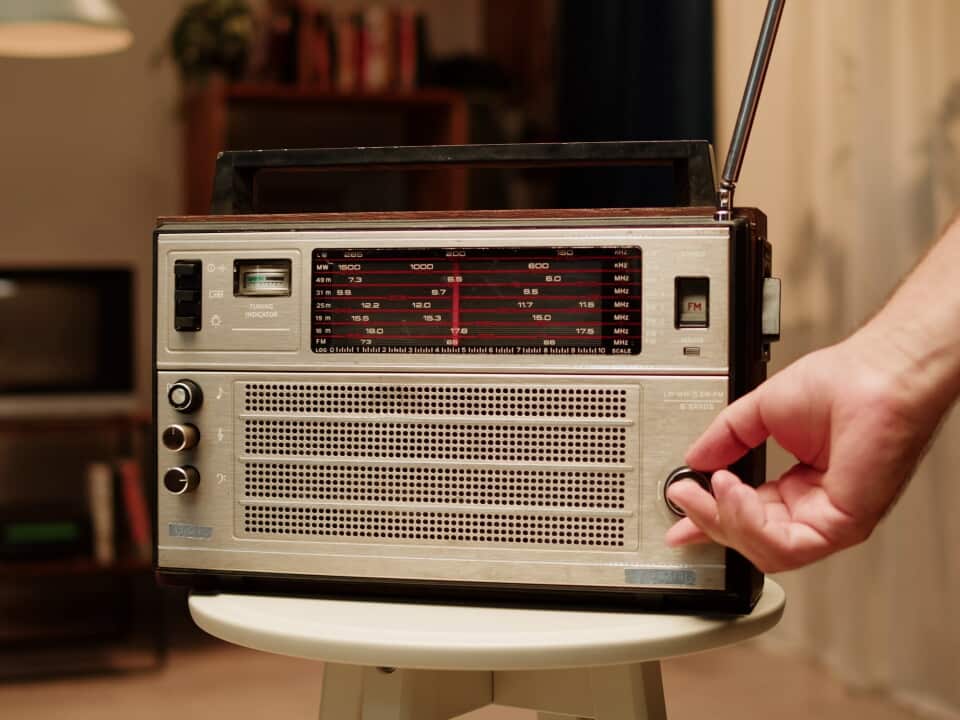 vintage-fm-radio-retro-radio-tape-recorder-close-up-listening-to-music-old-radio-boomb-SBI-350910091.jpg