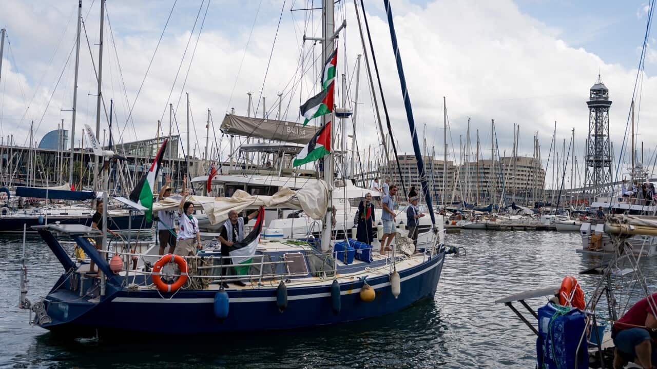 Una delle navi della Global Sumud Flotilla alla partenza da Barcellona.