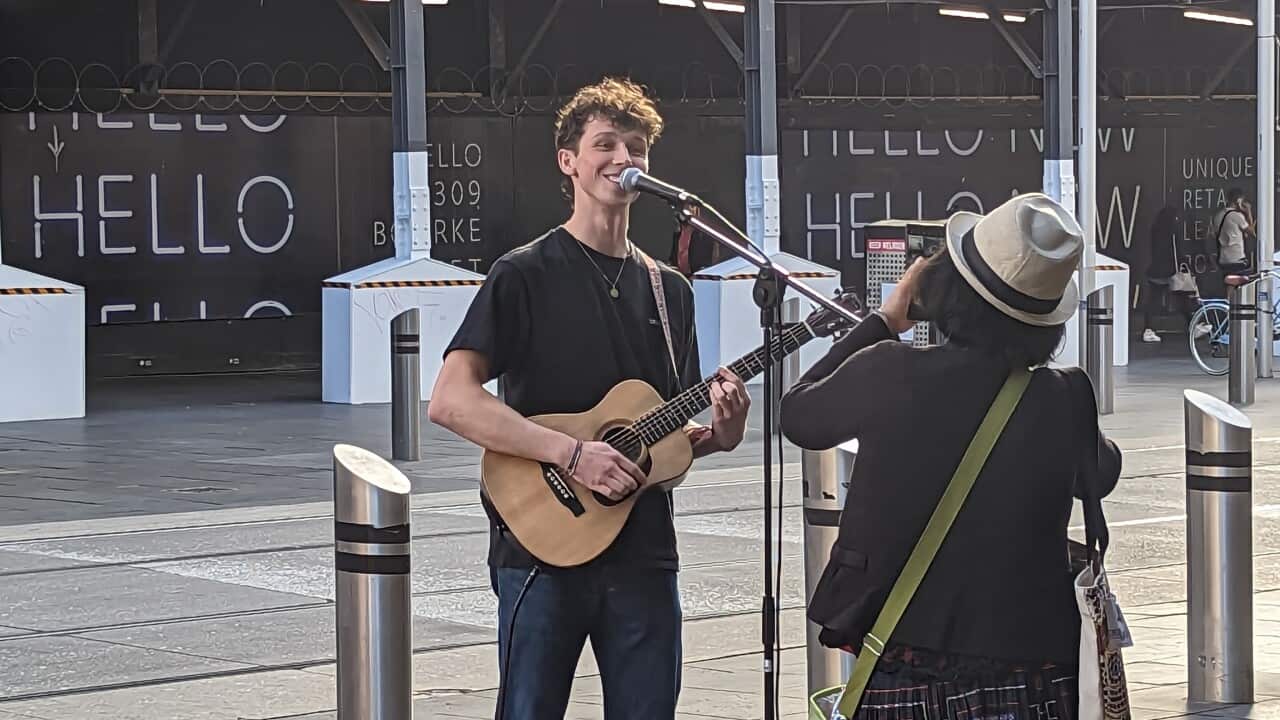 De Nederlandse straatmuzikant NIEK in Melbourne