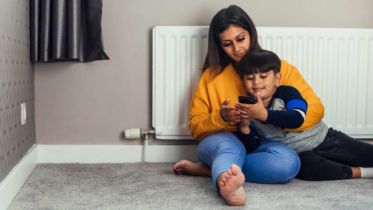 Zentralheizung, mother and son keeping warm