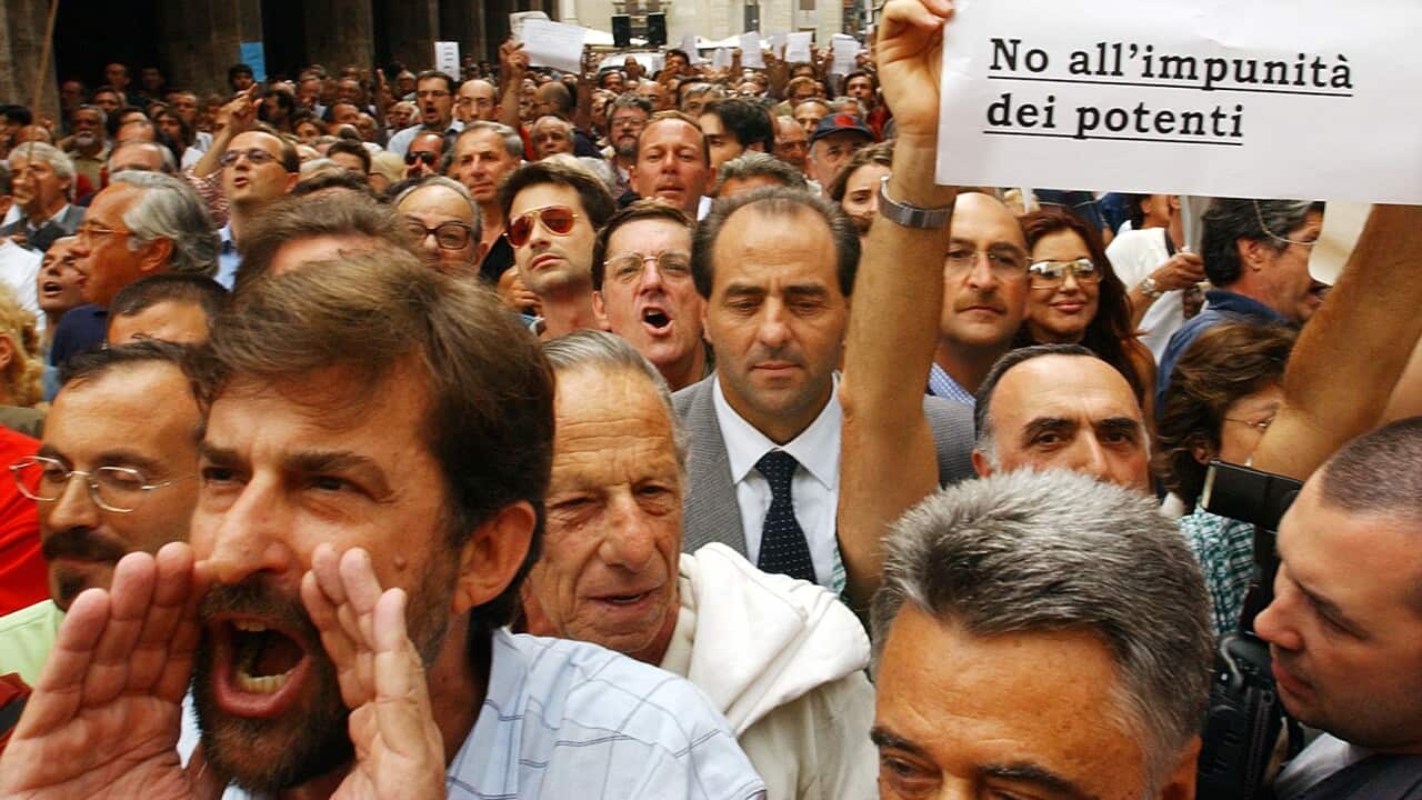 L'ex magistrato Antonio Di Pietro e il regista Nanni Moretti a una manifestazione contro i rappresentanti del mondo politico