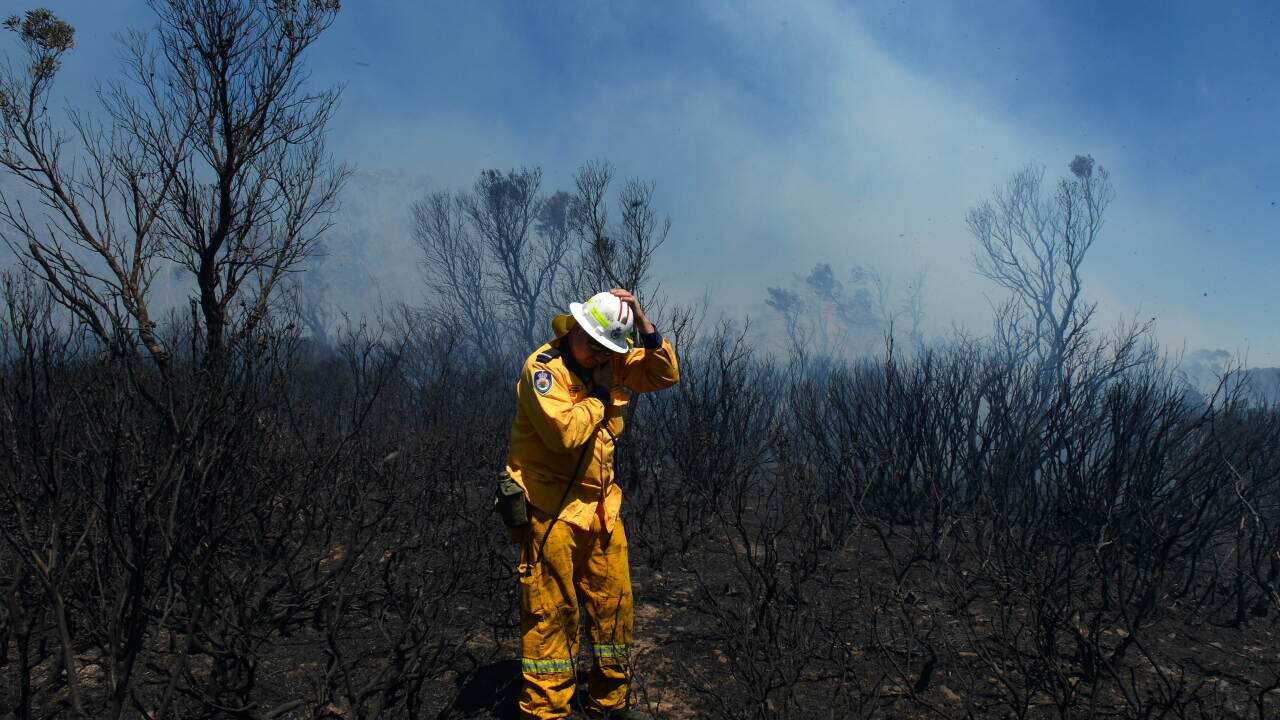 firefighter_bluemountains_October_aap.jpg