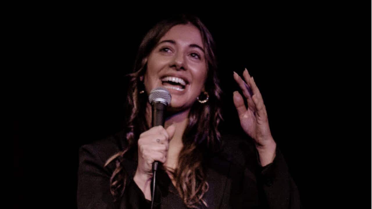 La milanese Fabiola Valtolina sul palco in uno spettacolo di stand-up commedy.