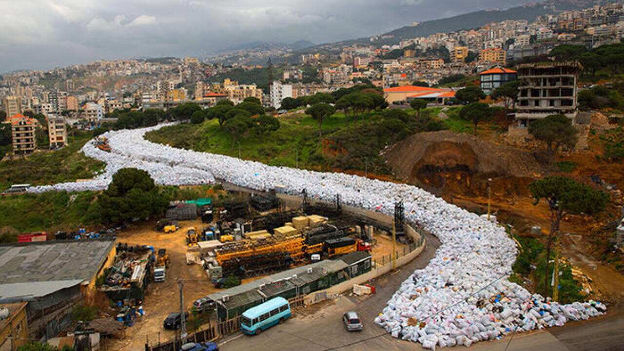 Dòng sông rác tại Beirut, Lebanon.