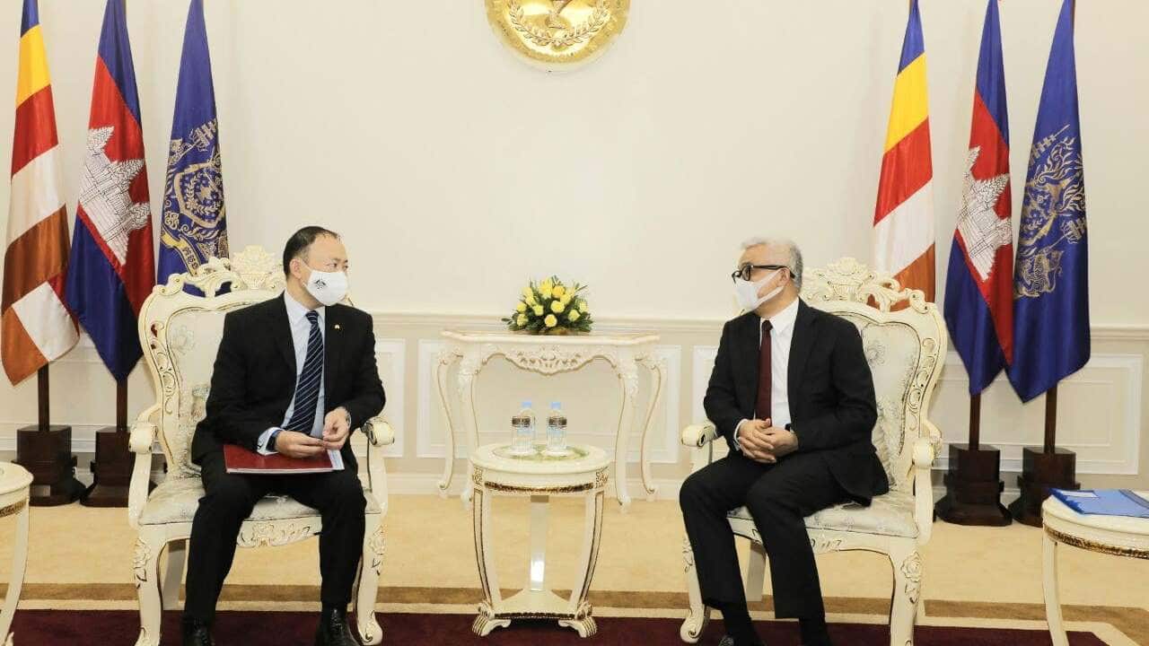 Australian Ambassador Pablo Kang(L) announces the grants to Cambodia for Covid vaccine
