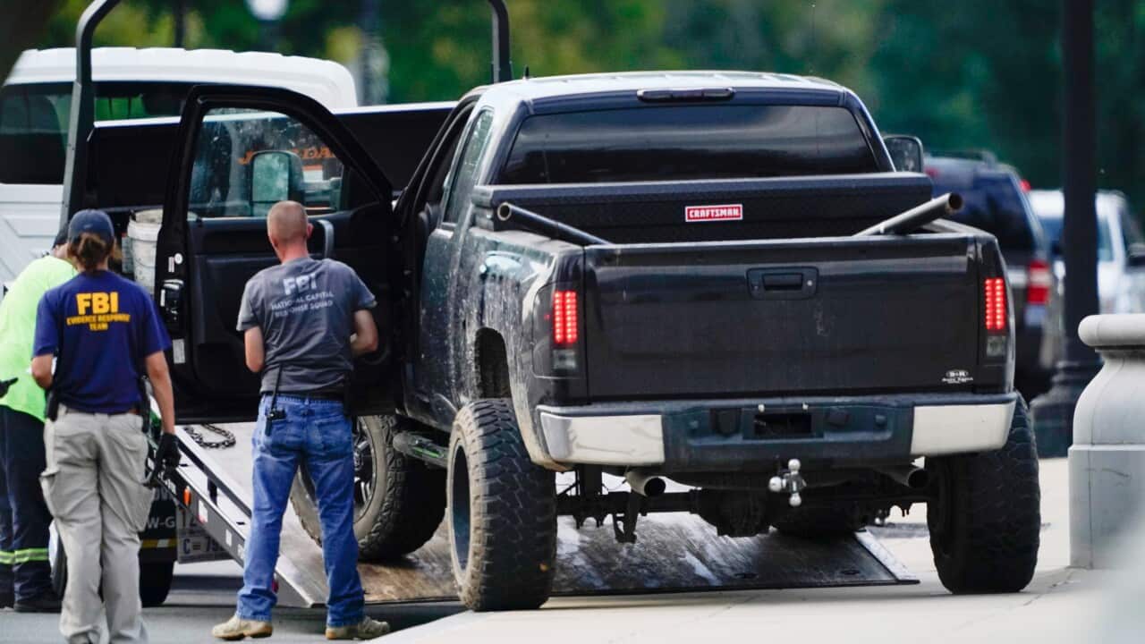 Authorities get set to tow a pickup truck from the sidewalk in front of the Library of Congress' Thomas Jefferson Building, Thursday, 19.08.21, in Washington