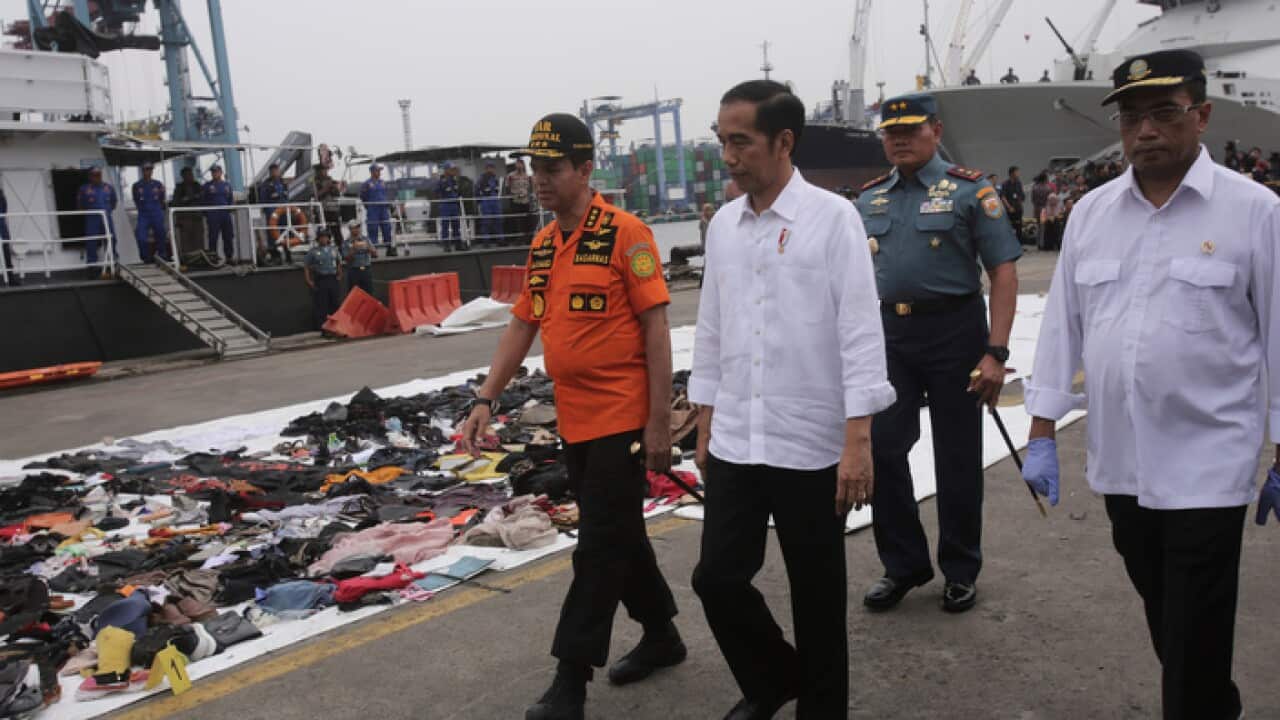 Indonesian President Joko Widodo (C) walks with Transportation Minister Budi Karya Sumadi (R) and Chief of National Search and Rescue Agency Muhammad Syaugi