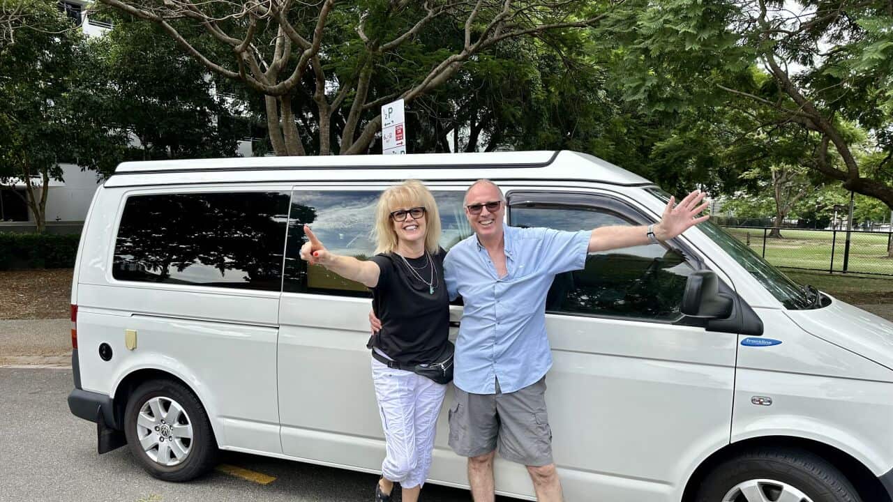 Hannah_und_ihr_Partner_vor_ihrem_Camper.jpg