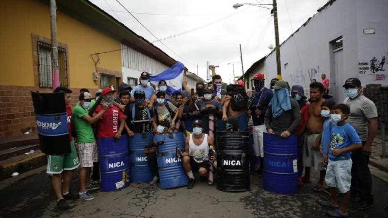 Citizens prepare for possible clashes, in Masaya, Nicaragua, 05 June 2018.