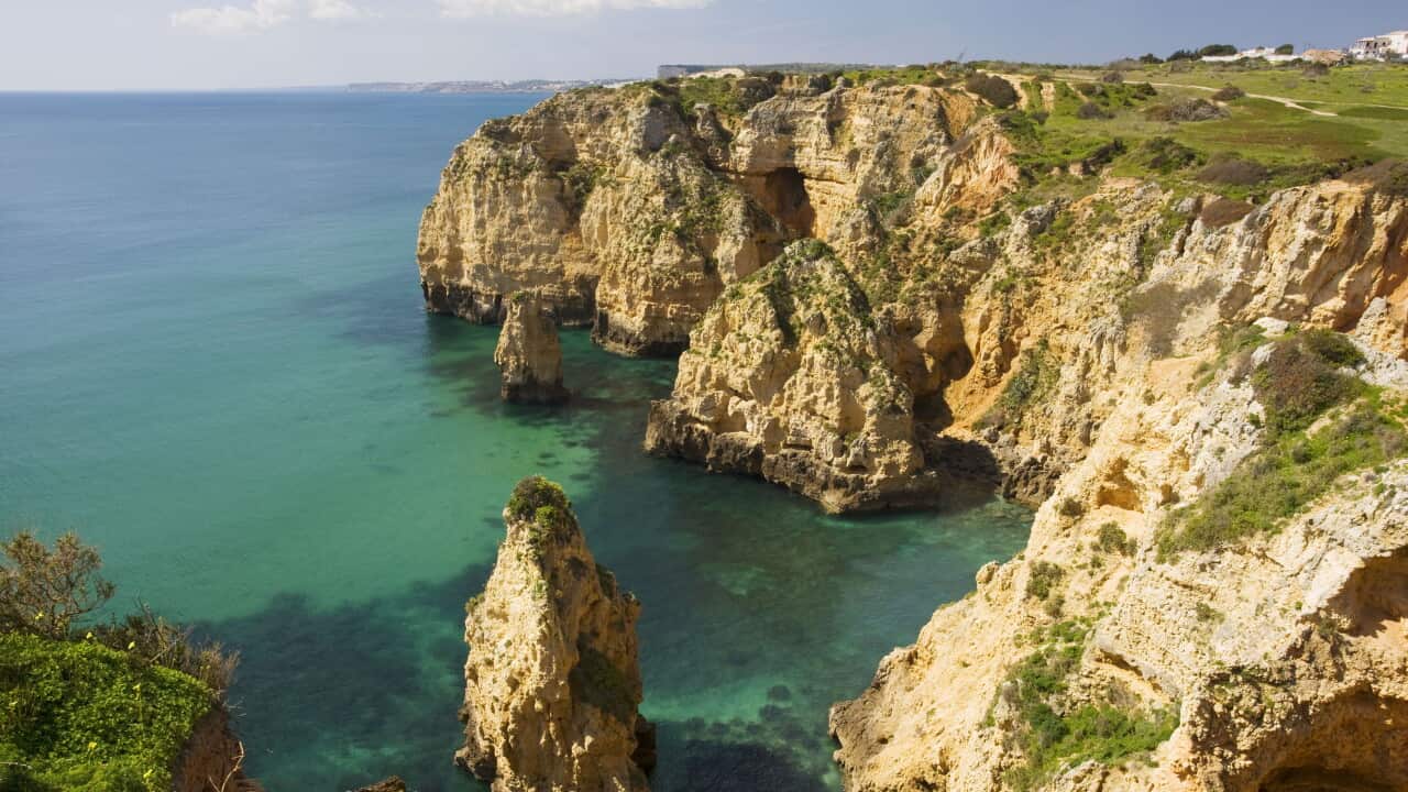 Erosão de falésias, montes e ilhéus na Ponta da Piedade