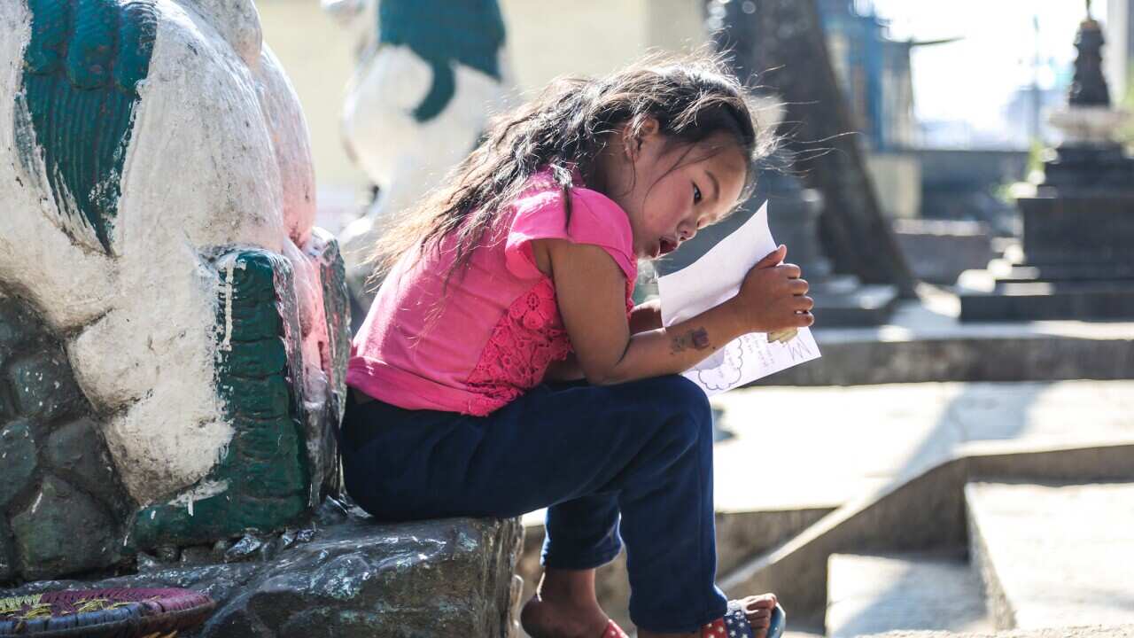 Una bambina in uno stupa nepalese - Women For Freedom in Nepal