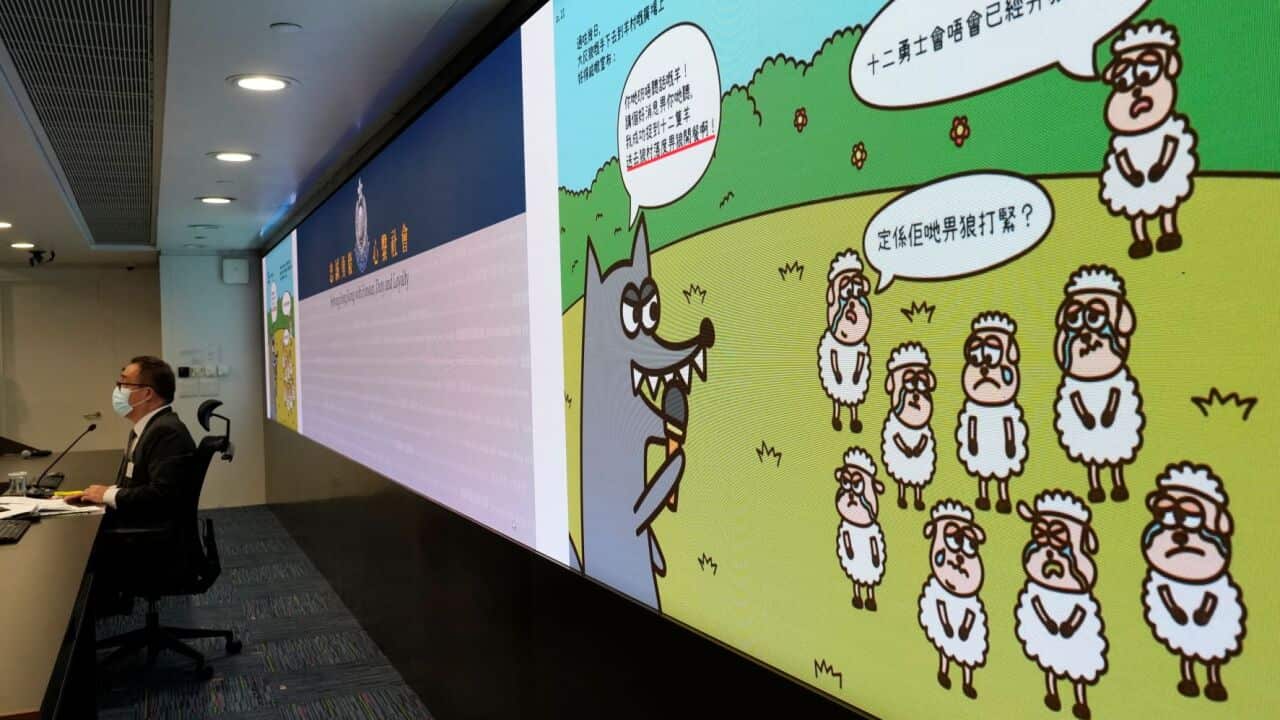 資料圖片,香港警方國安部人員就「羊村」系列兒童繪本涉及煽動,提供證據。