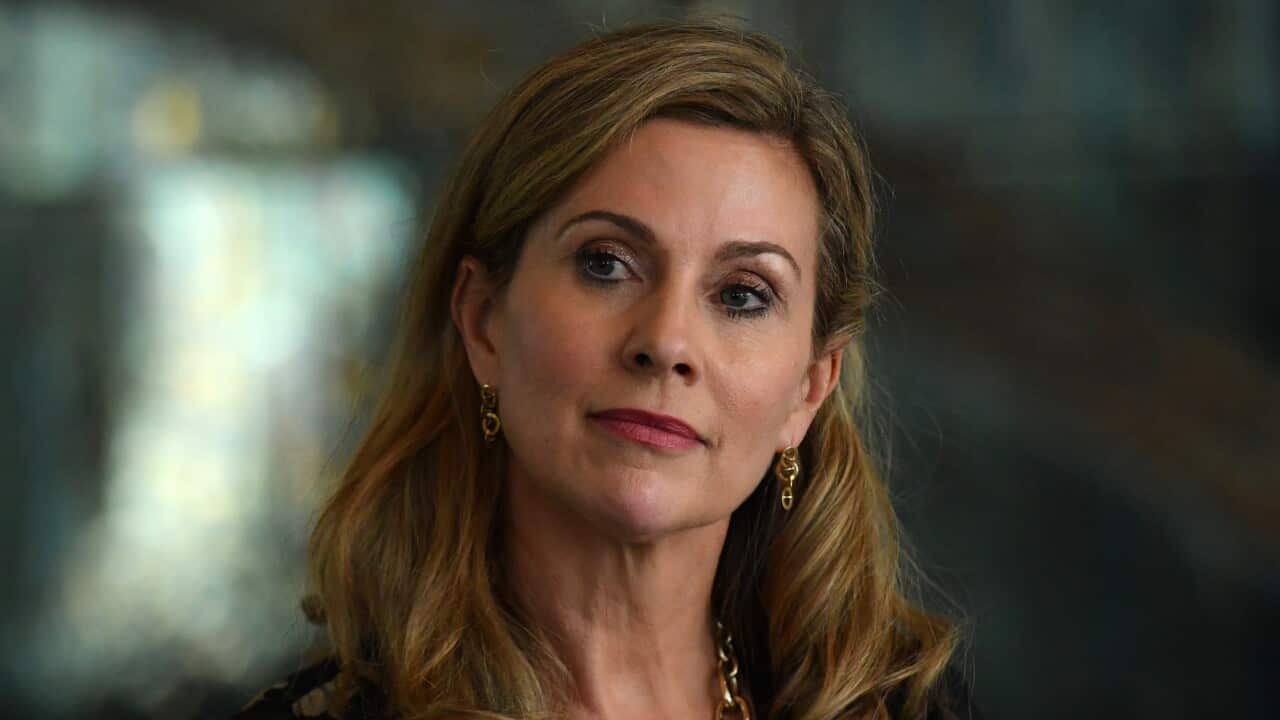 Una mujer de cabello rubio, mirando a la izquierda.