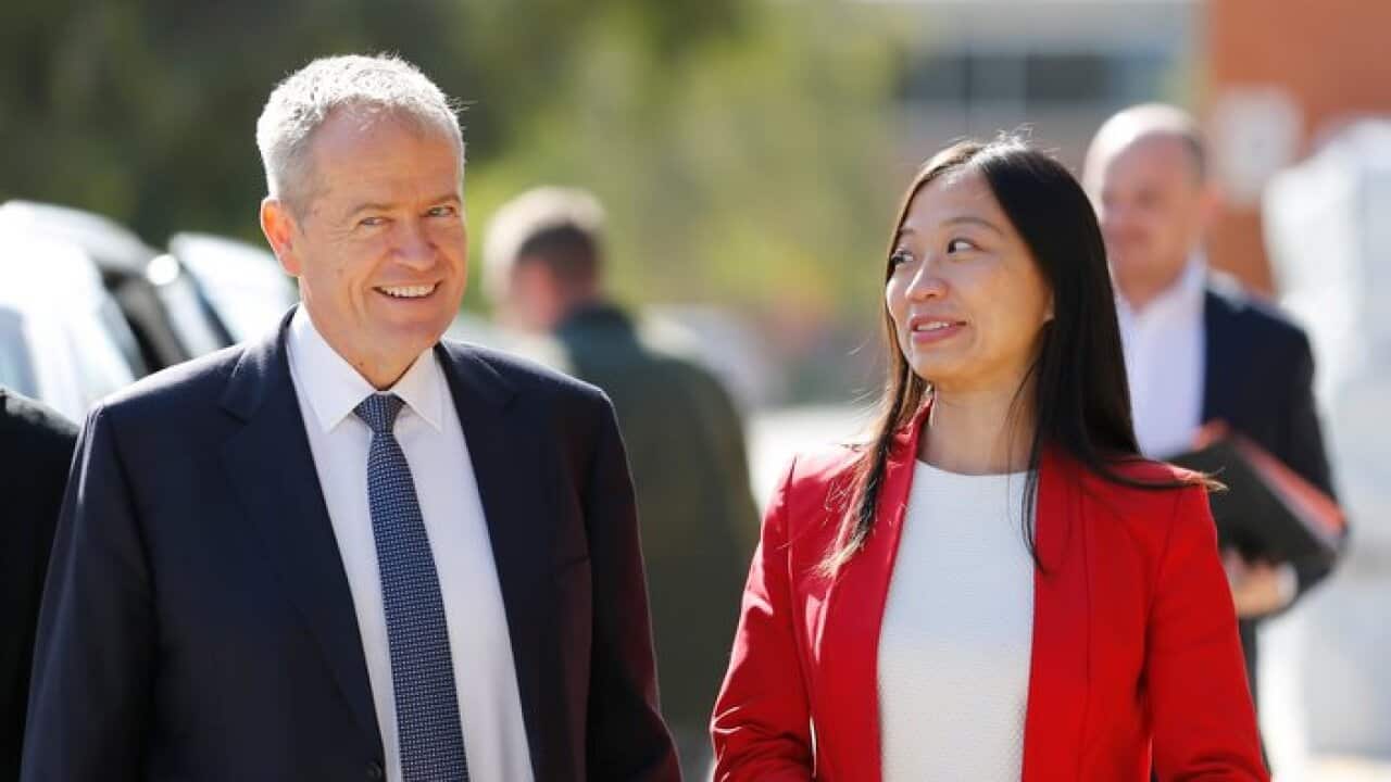 بیل شورتن رهبر حزب کارگر (سمت چپ) و چنیفر یانگ کاندیدای حزب کارگر