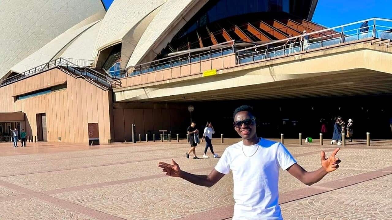 MCA Tricky mbele ya jengo la Sydney Opera House.jpg