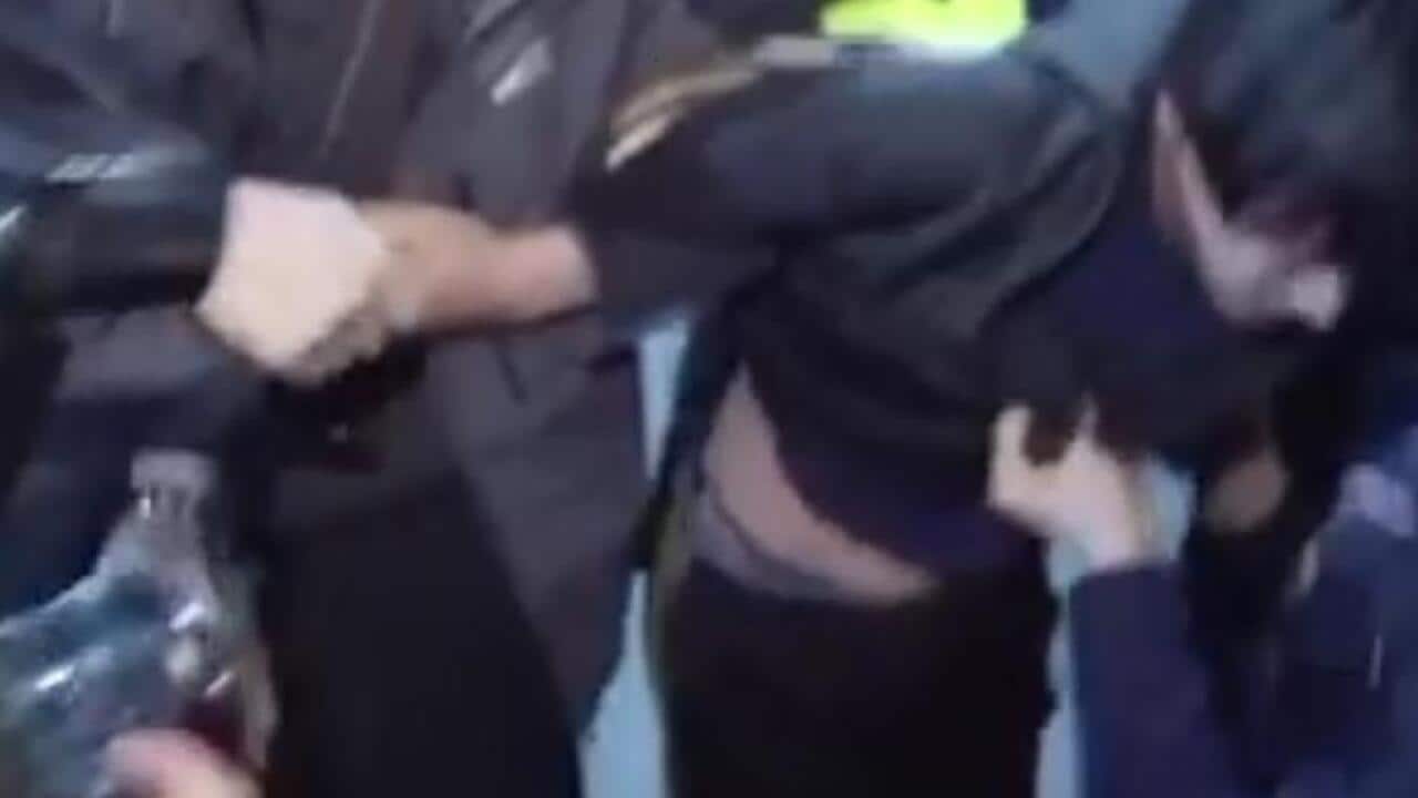 Police arresting the suspects (Capture from SETN.com)