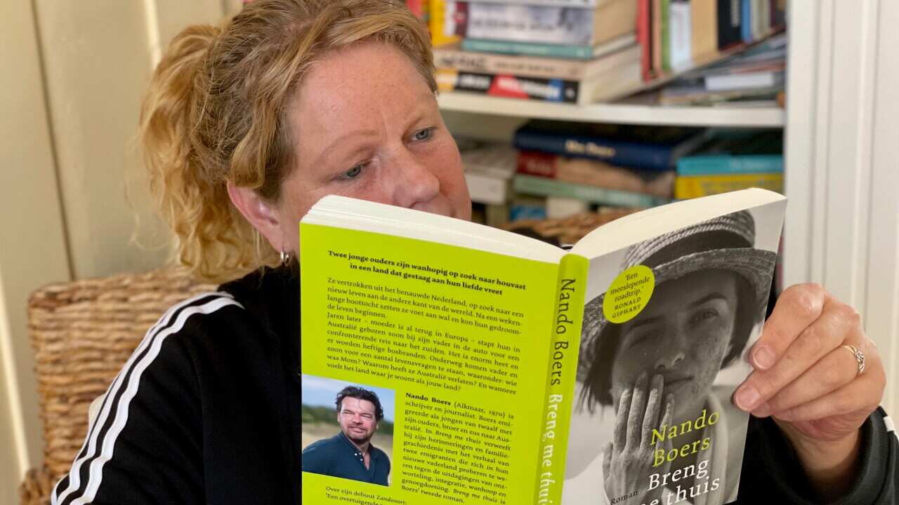 Astrid van Schoonacker met het boek Breng me thuis
