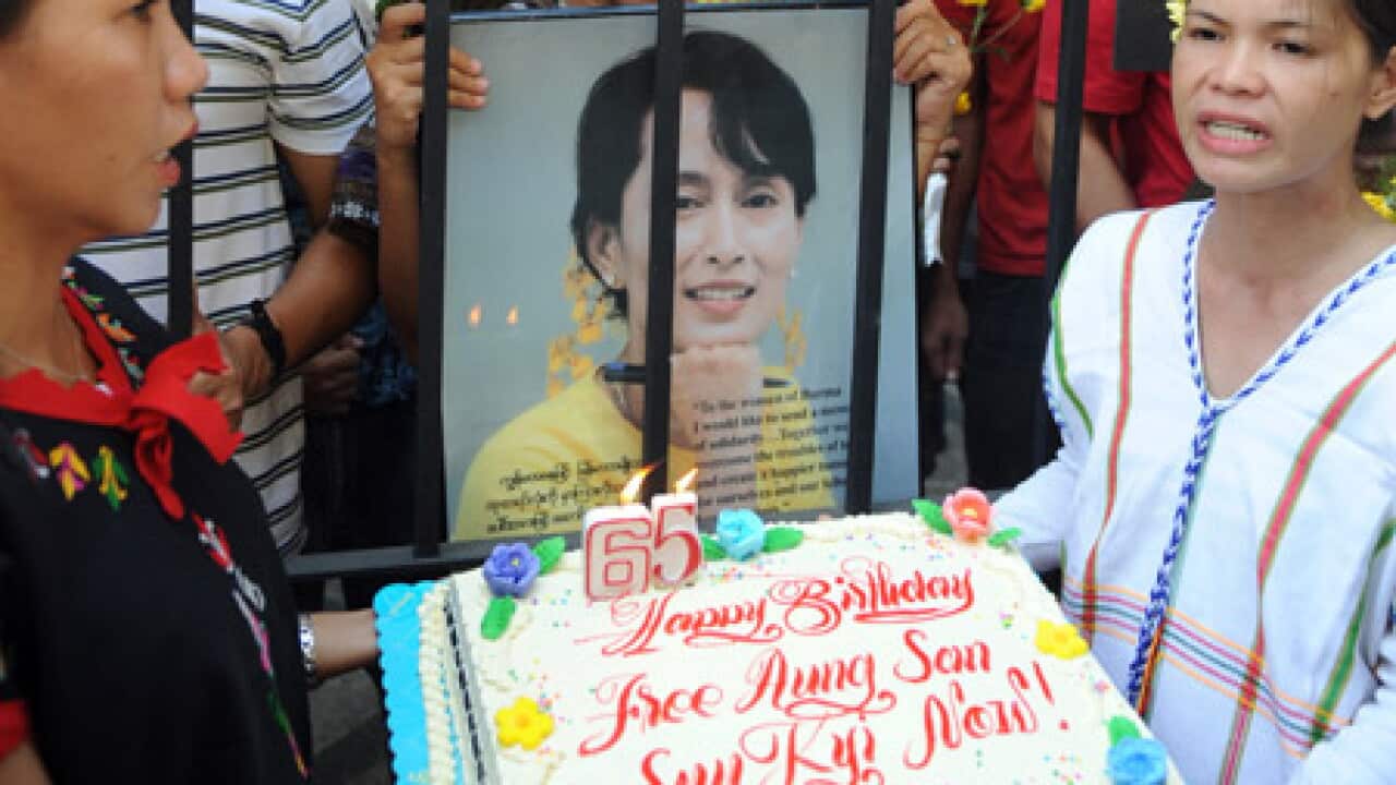 suu_kyi_birthday_cake_100618_B_getty_1505033406