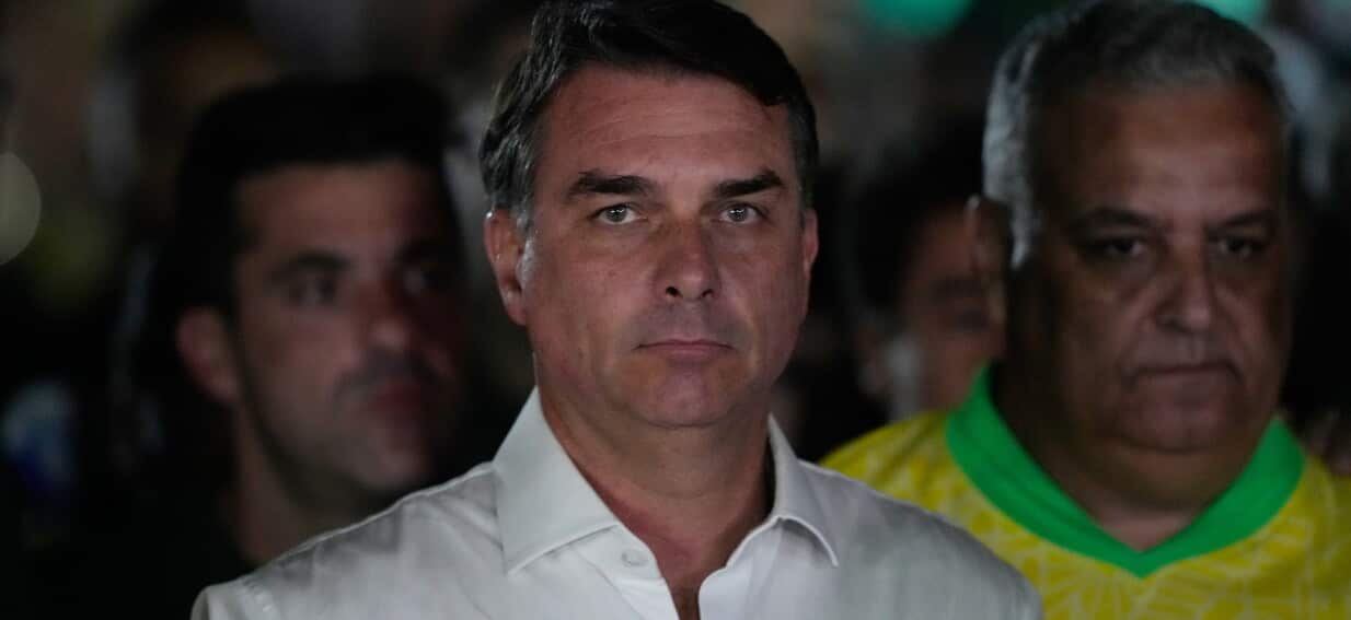 Flávio Bolsonaro slips out of Brazil for United States despite court travel ban